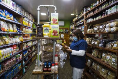 En los barrios del Conurbano, los alimentos aumentaron ms del 90% desde que asumi Milei