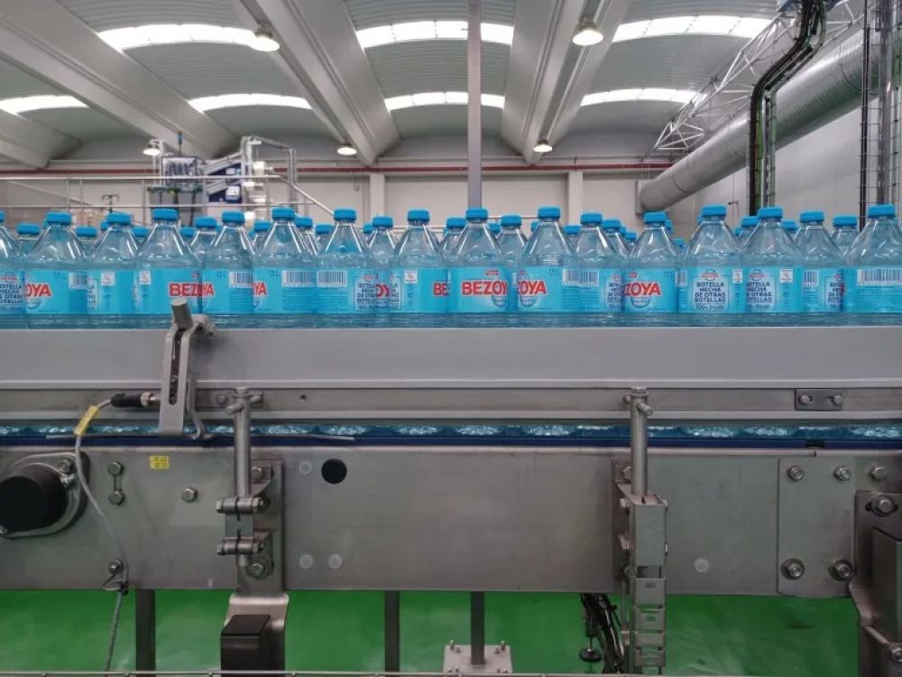 El agua de Bezoya cumple 50 aos de cambios radicales en la fabricacin de botellas