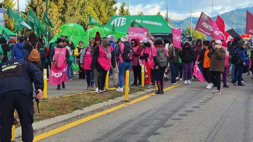 Agrupaciones sindicales se movilizan en Bariloche para repudiar la visita del presidente Javier Milei