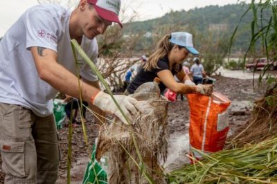 Alba Posse | Voluntarios, organizaciones y vecinos se unieron en una accin ambiental y retiraron tres toneladas de basura del Ro Uruguay
