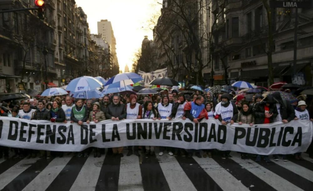 Estudiantes, docentes y trabajadores universitarios marchan en defensa de la educacin pblica