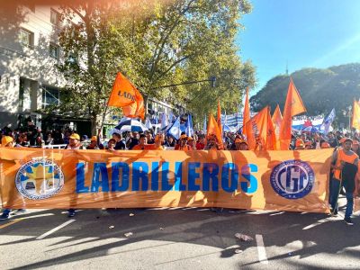 La UOLRA particip de la histrica y multitudinaria marcha para defender la Universidad Pblica Argentina
