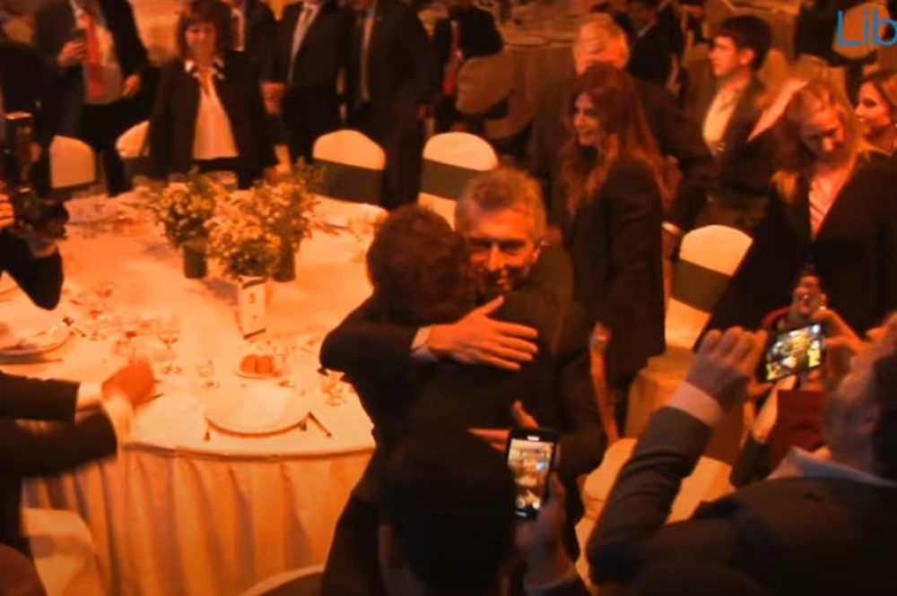 El abrazo Milei-Macri, el episodio de los fideos y el tuco y la decisiva mesa 5″ en la cena de la Fundacin Libertad