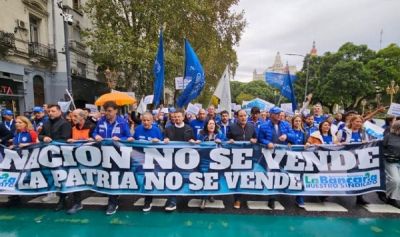 Bancarios moviliz al congreso y entreg un milln de firmas en defensa del Nacin