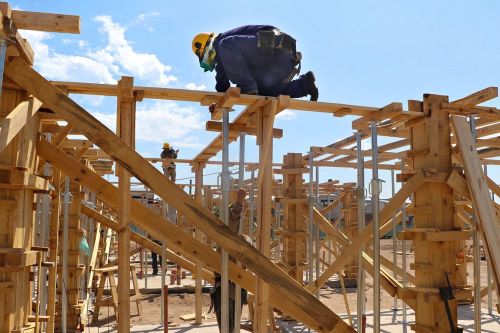 En medio de la ola de despidos en la construccin, la UOCRA le hace un guio a la gestin Milei y acepta una paritaria trimestral