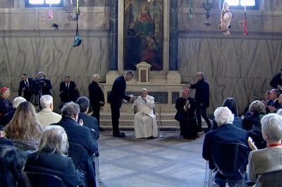El papa Francisco visit una exposicin en una crcel de mujeres durante la Bienal de Venecia