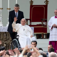 El papa Francisco presidi una multitudinaria misa en Venecia y visit una crcel de mujeres en su primer viaje en meses