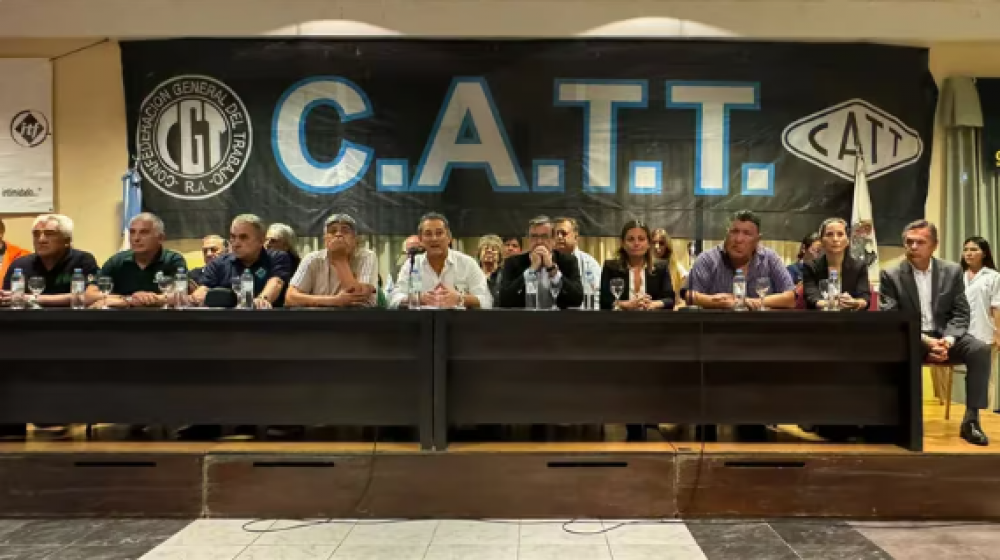 Estall la pelea en el sindicalismo del transporte: pese al anuncio del titular de la CATT, 10 gremios dijeron que pararn el lunes