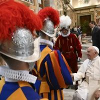 El Papa Francisco da la bienvenida a los nuevos reclutas de la Guardia Suiza del Vaticano