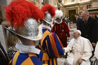 El Papa Francisco da la bienvenida a los nuevos reclutas de la Guardia Suiza del Vaticano