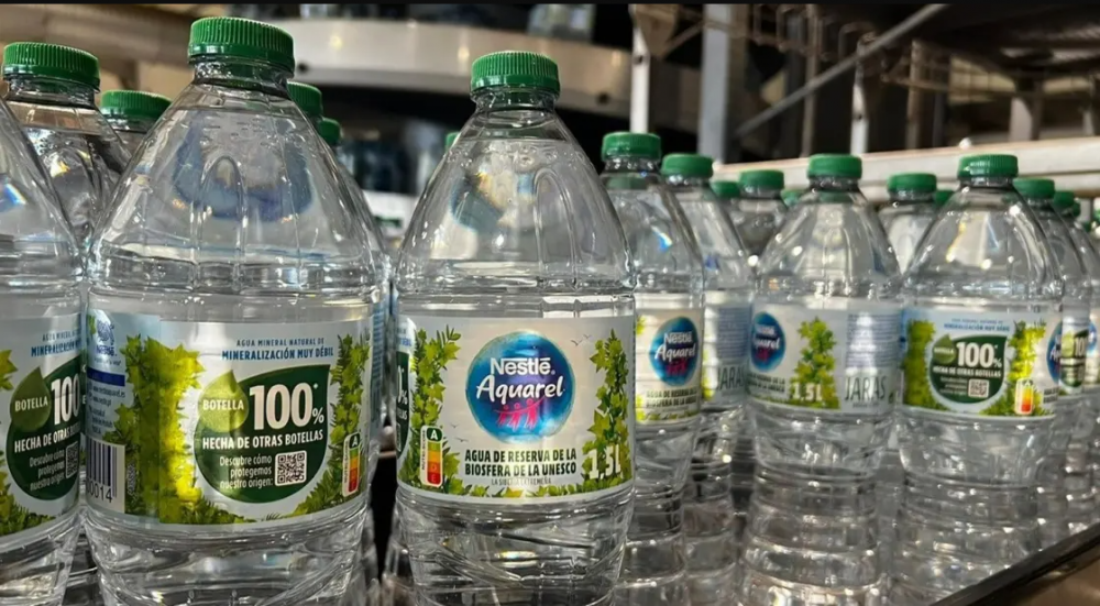 Nestl anuncia el uso de plstico 100% reciclado en algunos de sus envases de agua