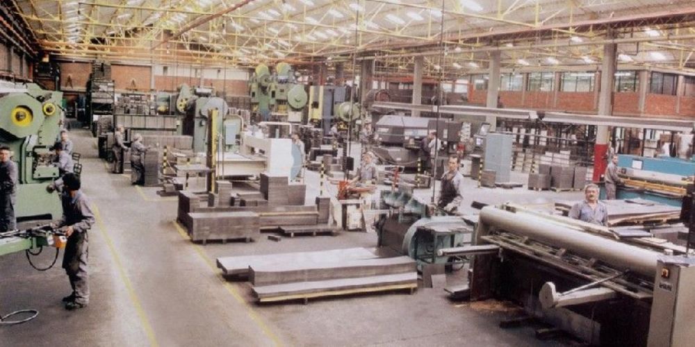 La UIA empieza a analizar cu�nto caer� el empleo y la inversi�n por la recesi�n