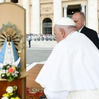El Papa rez por la Argentina ante la imagen de la Virgen de Lujn