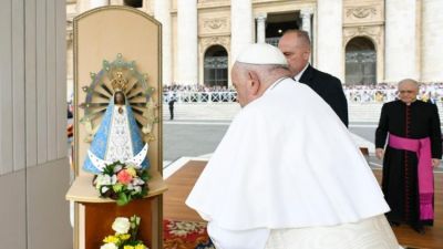 El Papa rez por la Argentina ante la imagen de la Virgen de Lujn