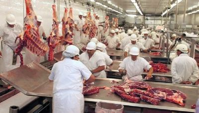 Exportadores de Carnes se niegan a dar un aumento paritario y trabajadores protestan frente a la planta Santa Julia: Lo vamos a trasladar a diferentes frigorficos de forma aleatoria hasta que firmen el acuerdo