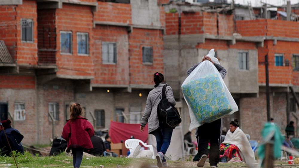 Mientras el Gobierno celebra la desaceleracin inflacionaria, la cada salarial dispar la pobreza a casi el 49% en abril