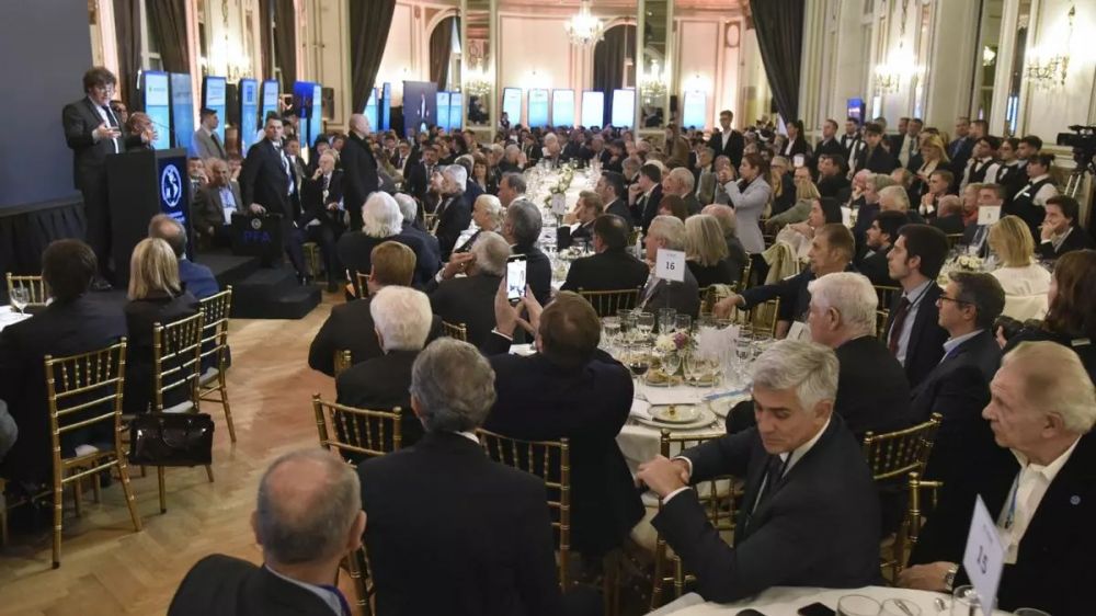 Milei promete a los empresarios no devaluar, ajustar m�s gastos y bajar impuestos cuando �rebote� la econom�a
