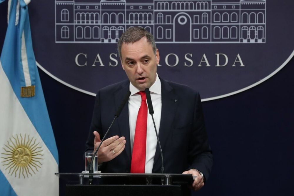 El pasado que Manuel Adorni no quiere que se sepa
