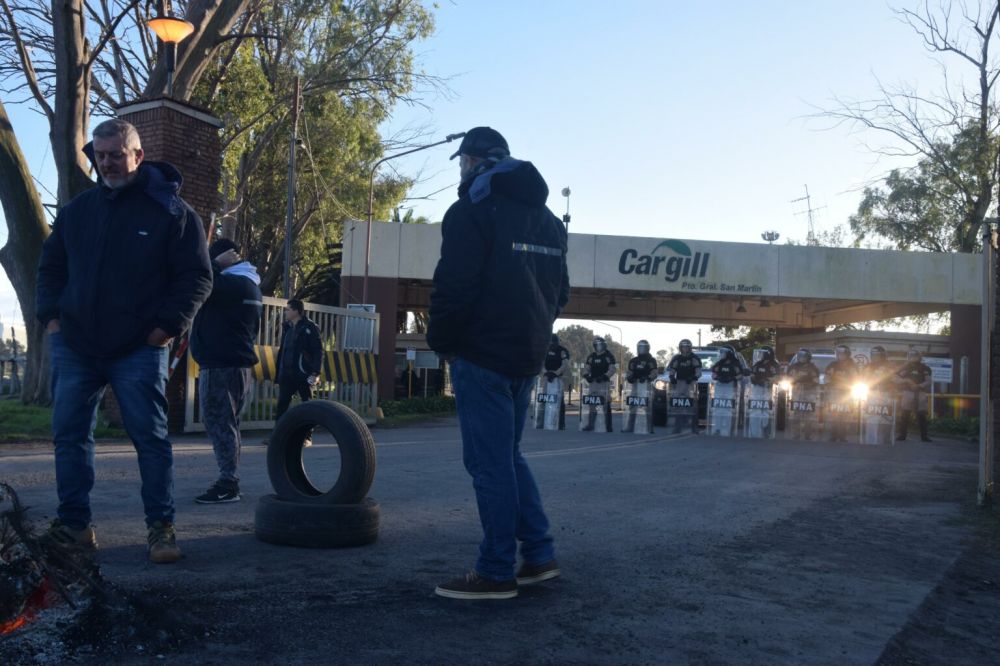 Aceiteros se renen con senadores contra la Ley Bases y adelantaron que cuando se trate paralizarn de manera inmediata y efectiva las plantas para frenar el ingreso de divisas