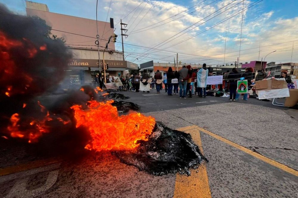 Docentes y policas siguen cortando calles