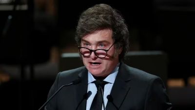 Milei revalida su estilo, aprovecha la revuelta en la oposici�n y analiza desembarcar con un evento en territorio bonaerense