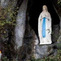 Posible milagro en estudio: Peregrina recupera la vista tras recibir el agua de Lourdes