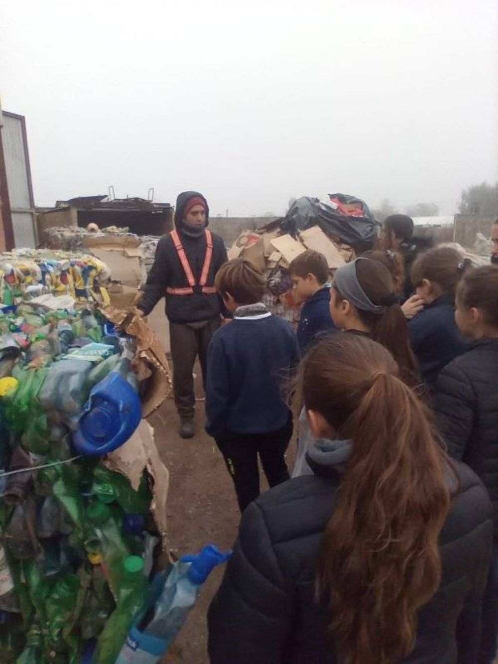 Alumnos visitaron la planta recicladora de residuos de Pascanas