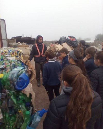 Alumnos visitaron la planta recicladora de residuos de Pascanas