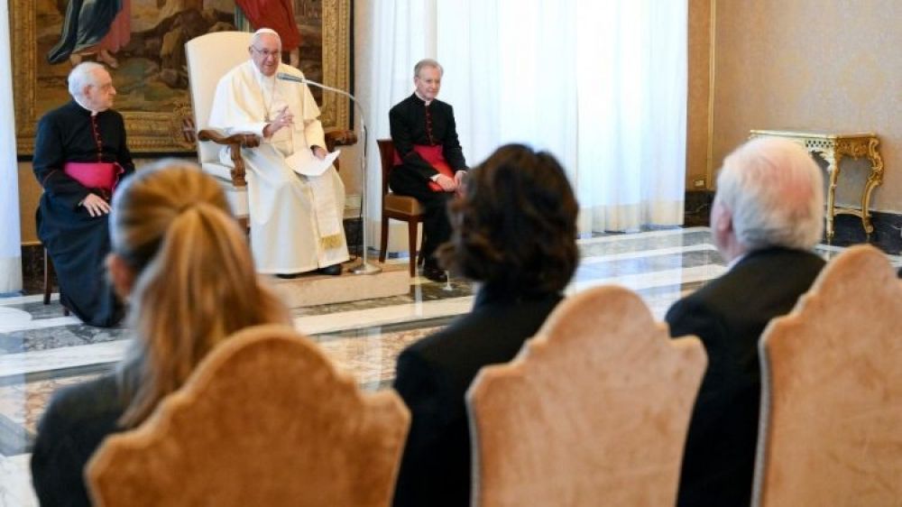 El Santo Padre dijo que el dinero debe servir y no gobernar