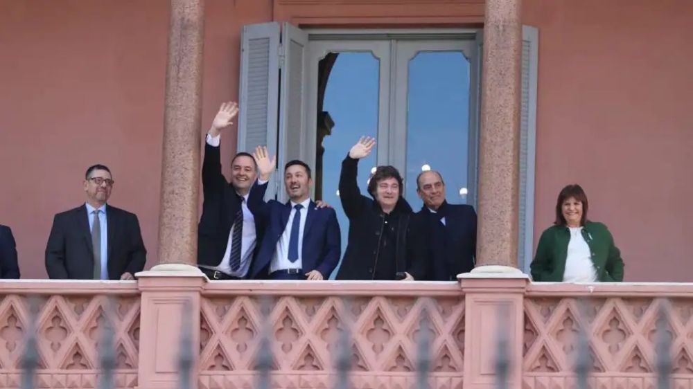 Milei presidi la reunin de Gabinete, sali al balcn de la Rosada y salud a chicos en Plaza de Mayo