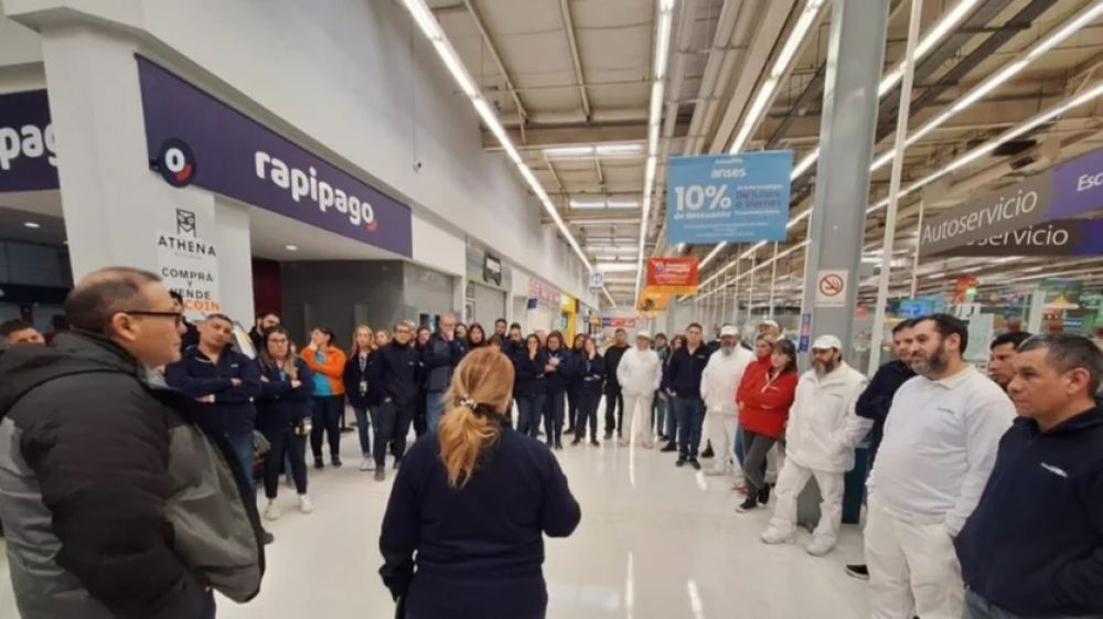 Por el desplome del consumo de alimentos y bebidas, temen ola de despidos en supermercados