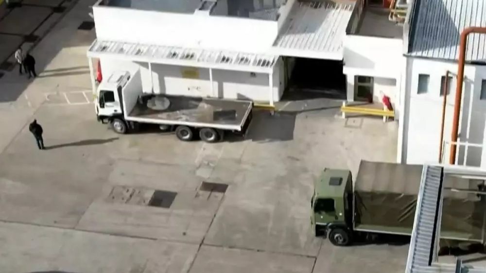 Con camiones del Ej�rcito, comenz� el operativo para distribuir los alimentos almacenados
