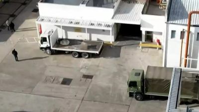 Con camiones del Ejrcito, comenz el operativo para distribuir los alimentos almacenados