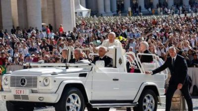 El Papa: Atentos a la tentacin de encerrar al Espritu Santo en cnones e instituciones