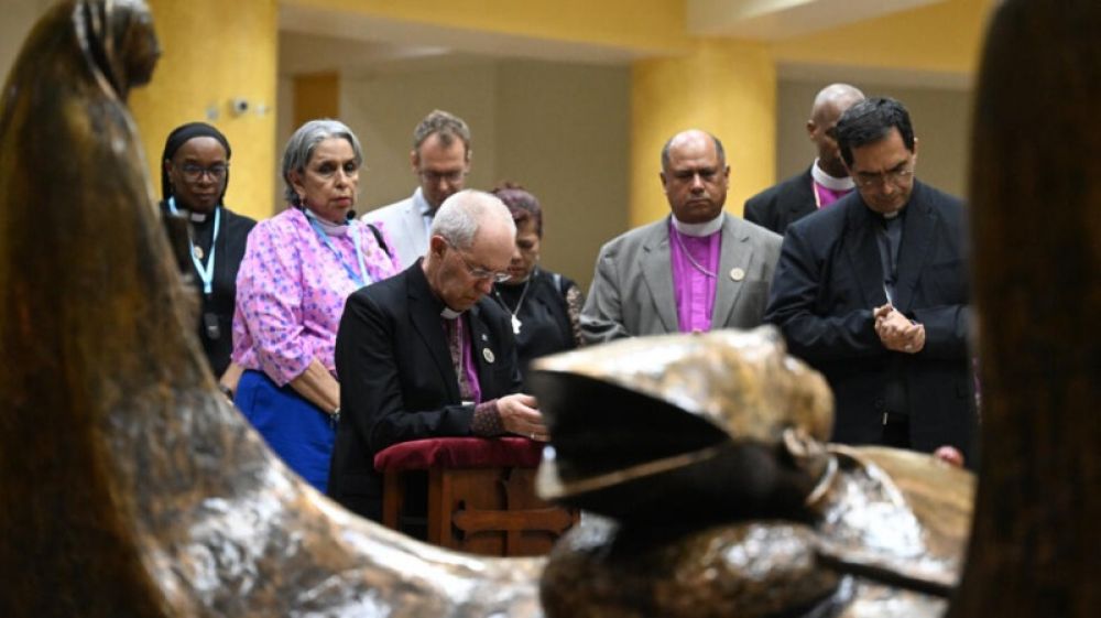 L�der anglicano va a la tumba y le reza a San Romero de Am�rica