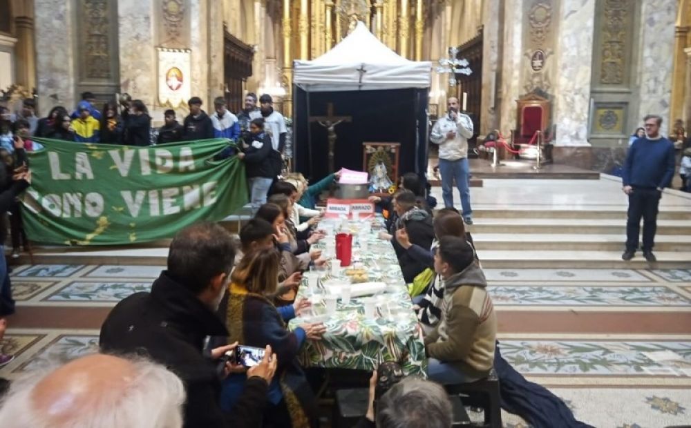 La Iglesia tienden una mesa en la catedral para visibilizar la vulnerabilidad social