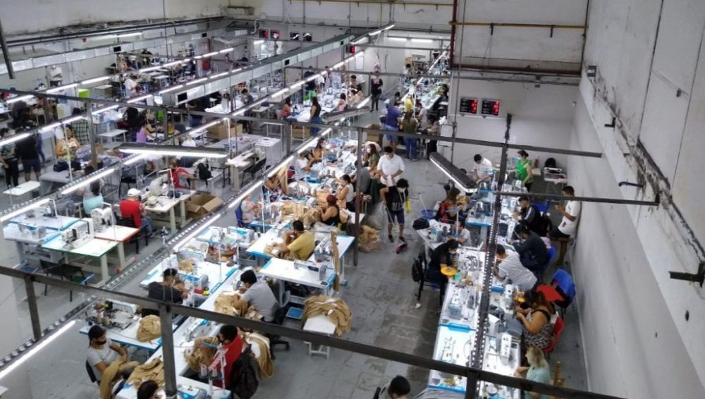 Ms de 100 trabajadores textiles tomaron una fbrica al enterarse de que el dueo quiere cerrarla