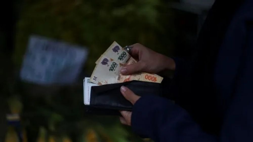 El salario real subi en abril por segundo mes seguido, pero cay 11% en la era de Javier Milei