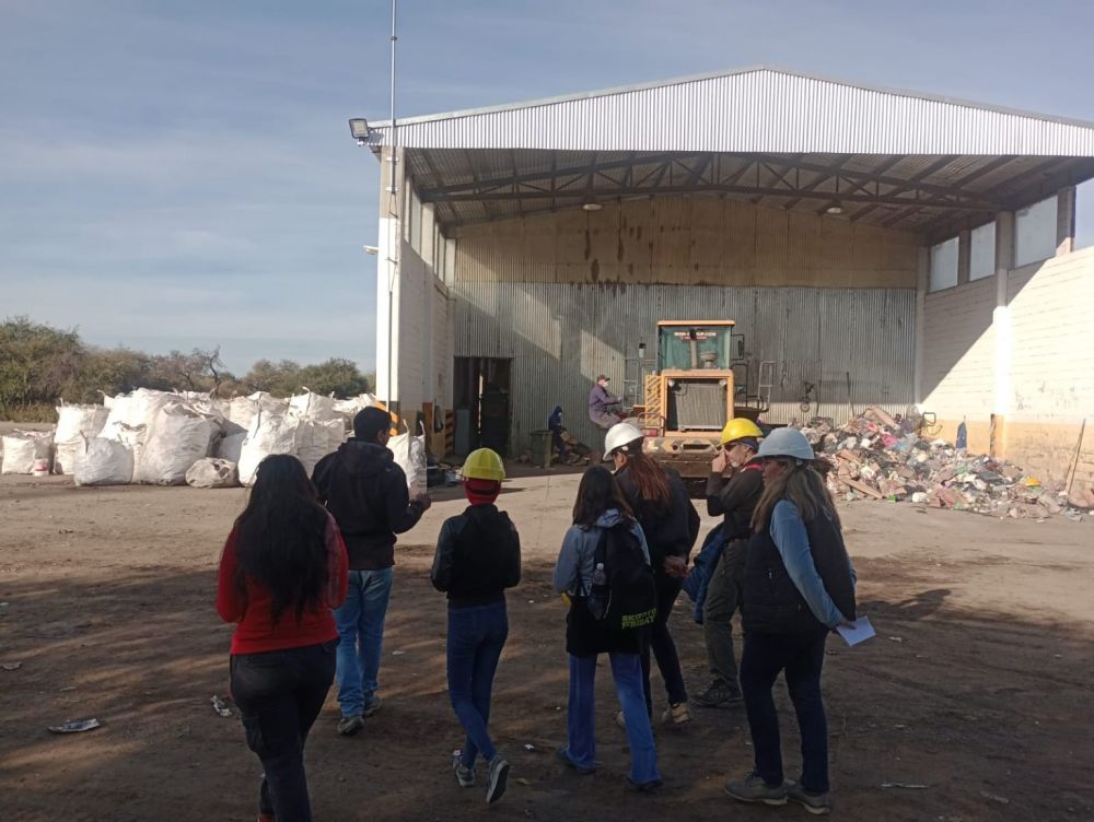 Estudiantes de la Tecnicatura en Gestin Ambiental visitaron la Planta de Reciclado El Jote