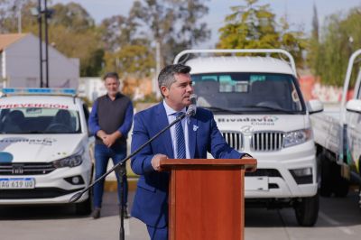 El gobernador asisti a una entrega de movilidades en Rivadavia