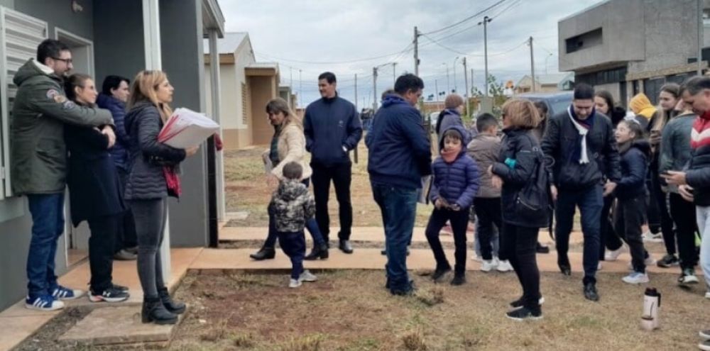 El IPRODHA entreg otras 168 viviendas nuevas en Itaemb Guaz de Posadas