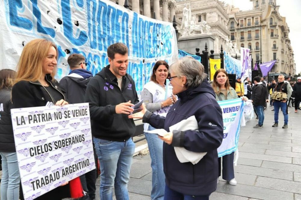 Gremios estuvieron frente al Congreso juntando miles de firmas contra la privatizacin de empresas pblicas