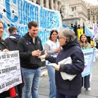 Gremios estuvieron frente al Congreso juntando miles de firmas contra la privatizacin de empresas pblicas