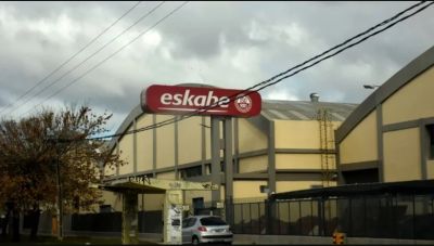 Eskabe quiere suspender un tercio del personal y se niega a garantizar que no haya despidos