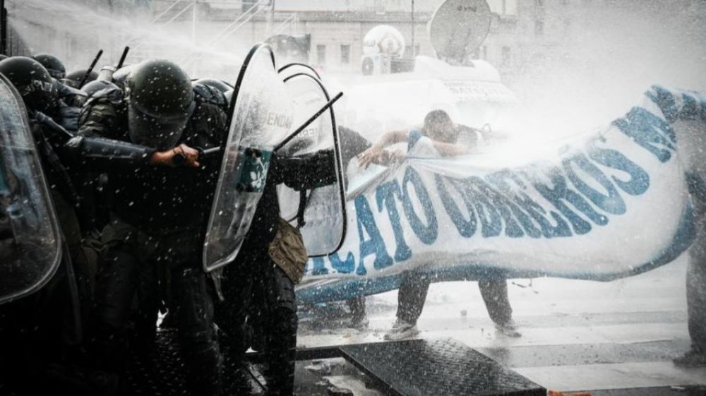 Reprimieron a manifestantes sindicales frente al Congreso durante el debate sobre la ley Bases