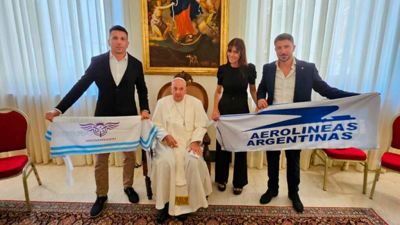 El Papa se fotografi con Aeronavegantes y la bandera de Aerolneas Argentinas