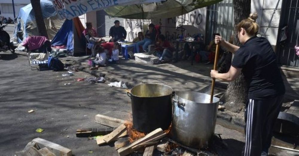 Luis Caputo festeja la baja de la inflacin sobre el incremento de la pobreza y el hambre