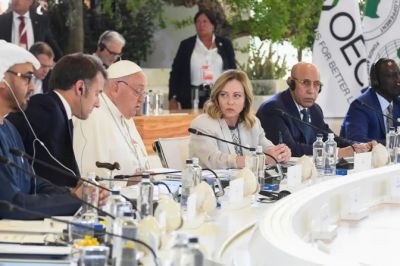 El Papa Francisco advierte desde la cumbre del G7 que ninguna mquina debera elegir jams poner fin a la vida