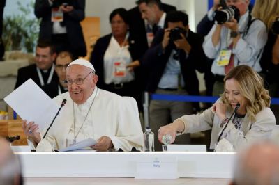 En su discurso en el G7 frente a Milei, el Papa critic las estrategias que buscan debilitar a la poltica y reemplazarla por la economa