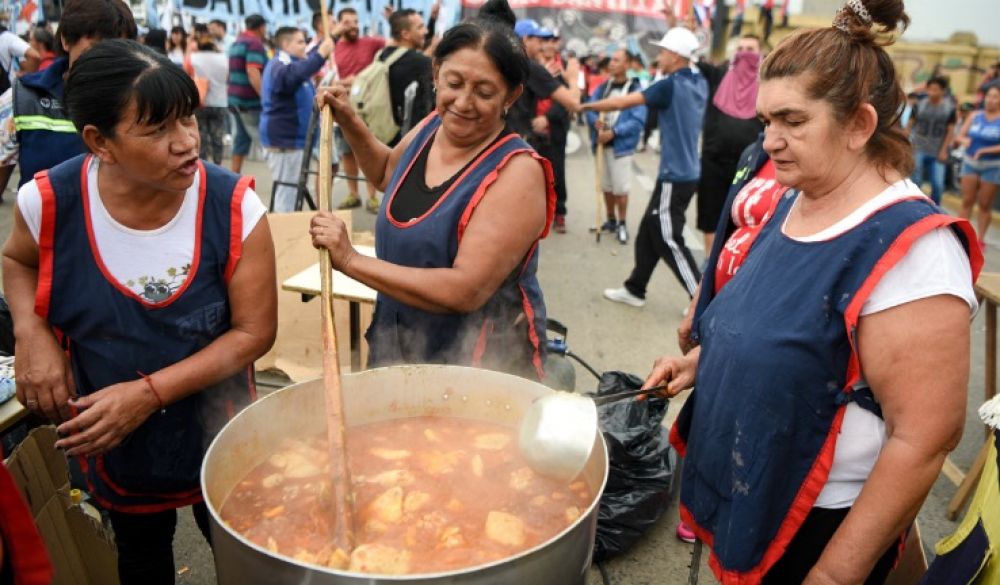 Mons. Ojea explica por qu se reconocer a las mujeres que sostienen los comedores populares